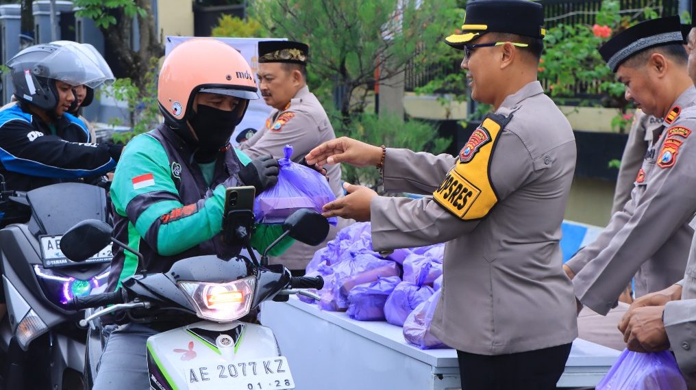 Warga Ngawi Serbu Polres, Berebut Takjil Gratis