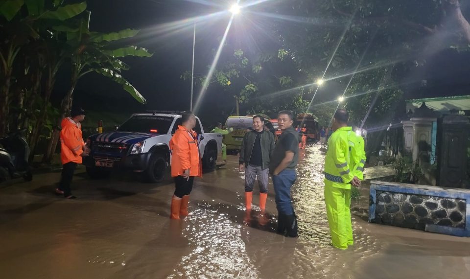 Polres Madiun Kota Tangani Luapan Air Akibat Tingginya Curah Hujan, Lalu Lintas Dialihkan 1 Polres Madiun Kota Tangani Luapan Air Akibat Tingginya Curah Hujan, Lalu Lintas Dialihkan 1