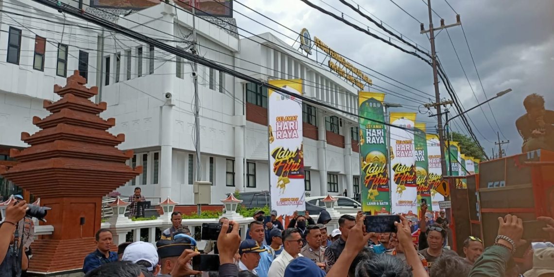 sopir truck se Jatim saat demo di depan gedung DPRD Jatim
