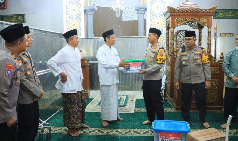 Ramadhan Suci, Polres Ngawi Berikan Bansos untuk Masjid