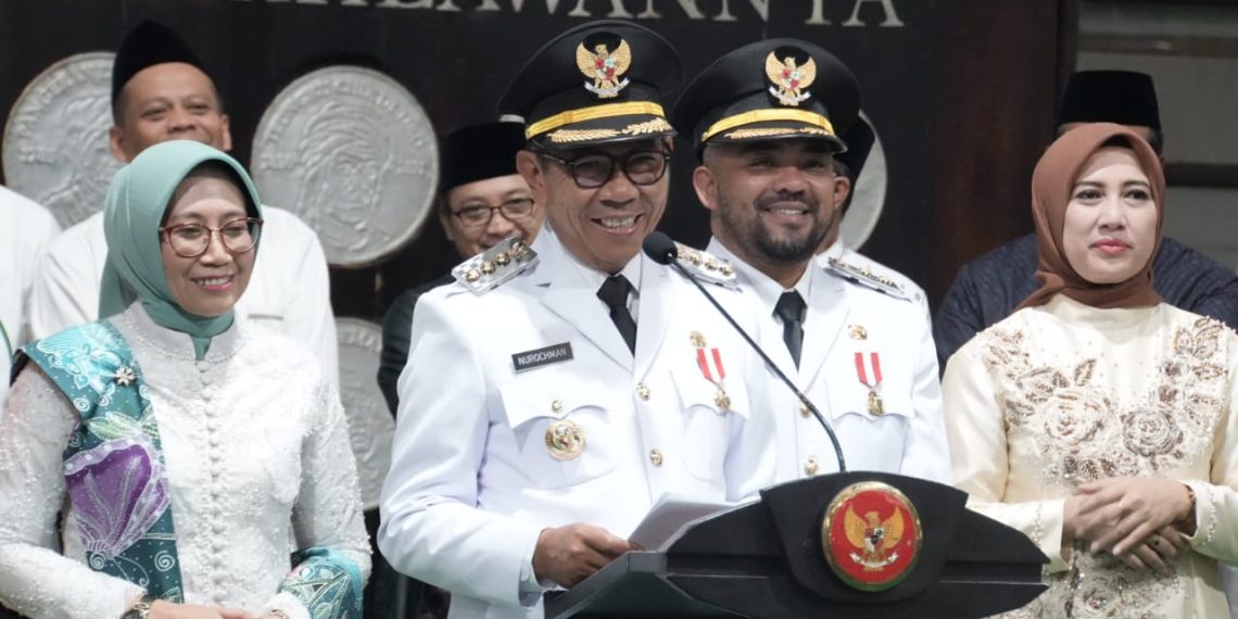 Walikota Batu Nurochman dan Heli Suyanto di dampingi para istrinya di Pendopo Rumah Dinas Walikota Batu periode 2025 - 2030.(Ist)
