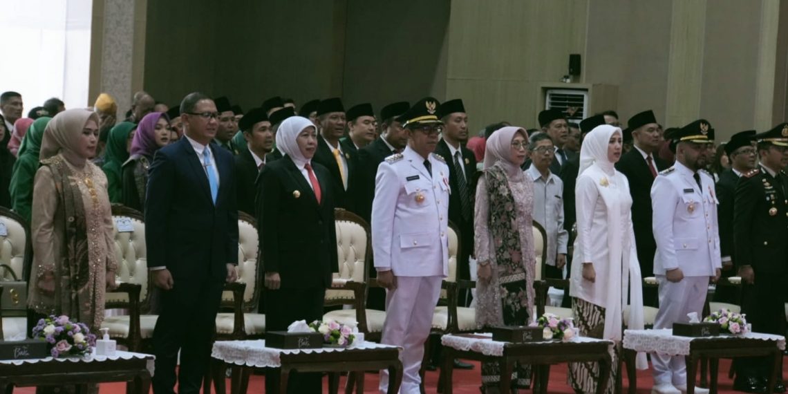 Gubernur Jawa Timur, dan Pj Walikota Batu bersama Walikota dan Wakil Walikota Batu terpilih  didampingi para istrinya di Graha Pancasila Balaikota Among Tani Batu saat Sertijab .(Ist)