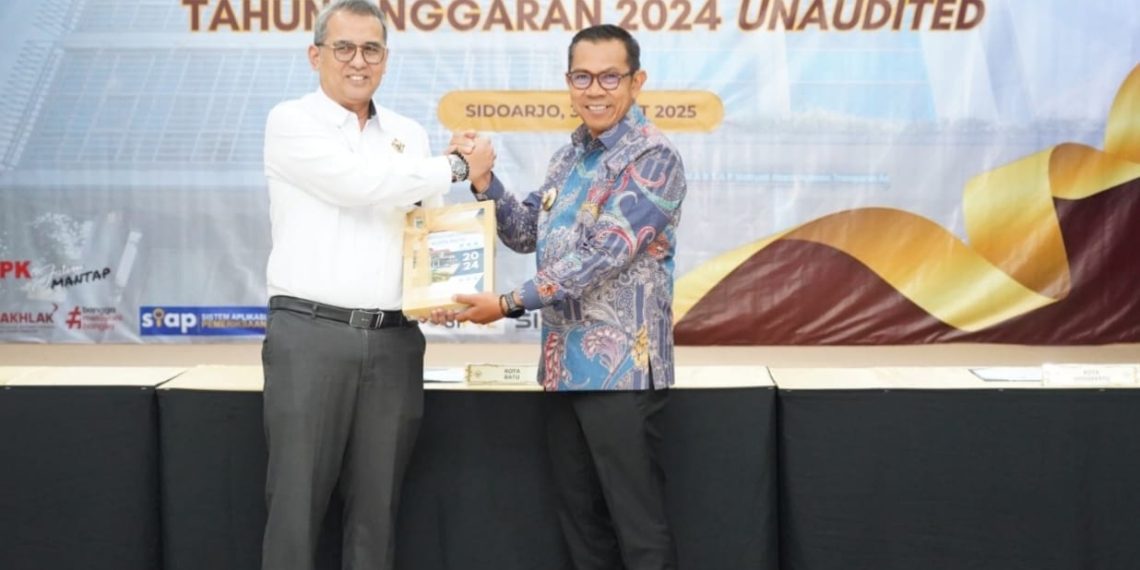 Kepala BPK RI Perwakilan Jatim saat menerima LKPD Tahun 2024 Unaudited dari Walikota Batu .(Ist)
