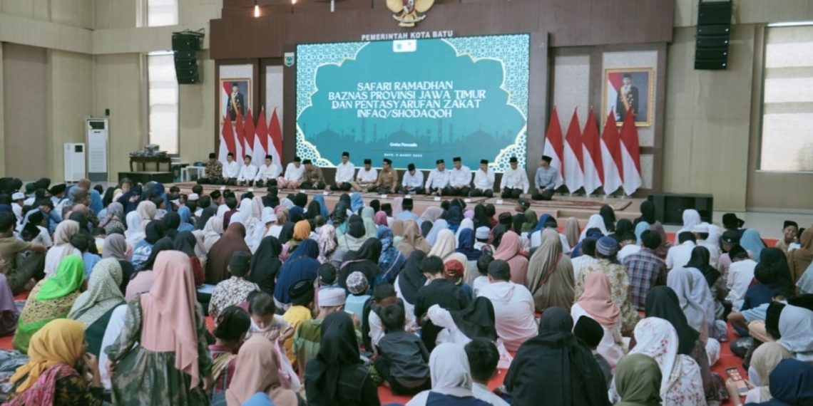 Safari Ramadhan Baznas Provinsi Jatim dengan Baznas Kota Batu saat menyalurkan zakat, infaq dan shodaqoh kepada ratusan warga yang membutuhkan di Kota Batu.(Ist)