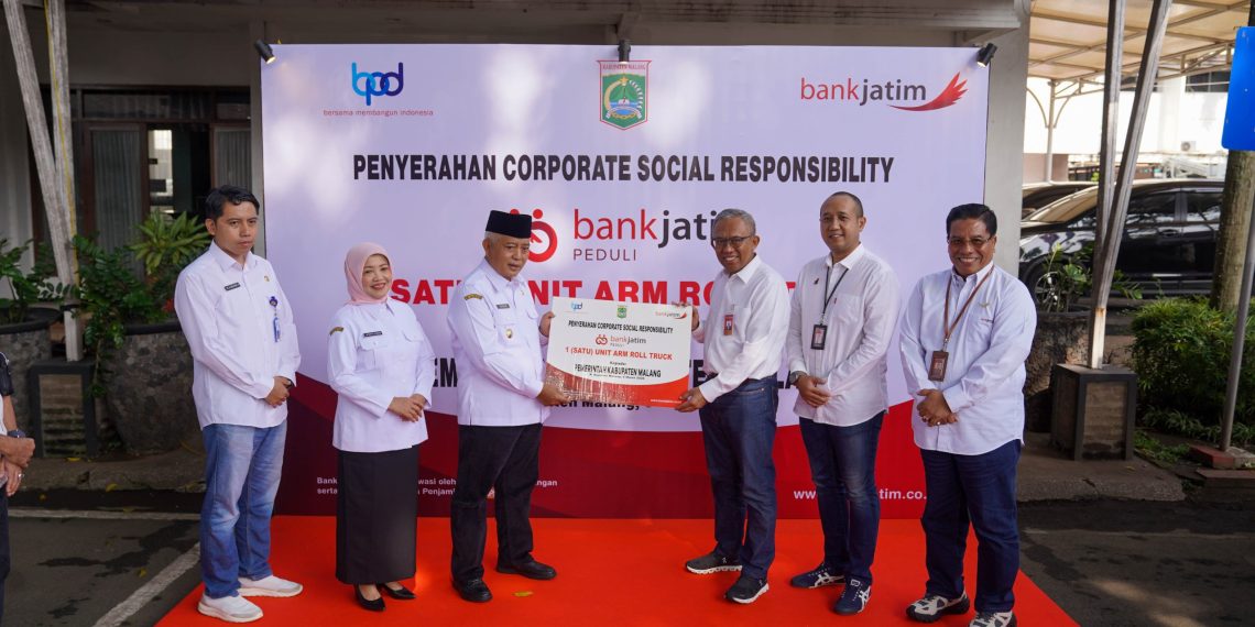 Teks foto : Bank Jatim saat serahkan CSR