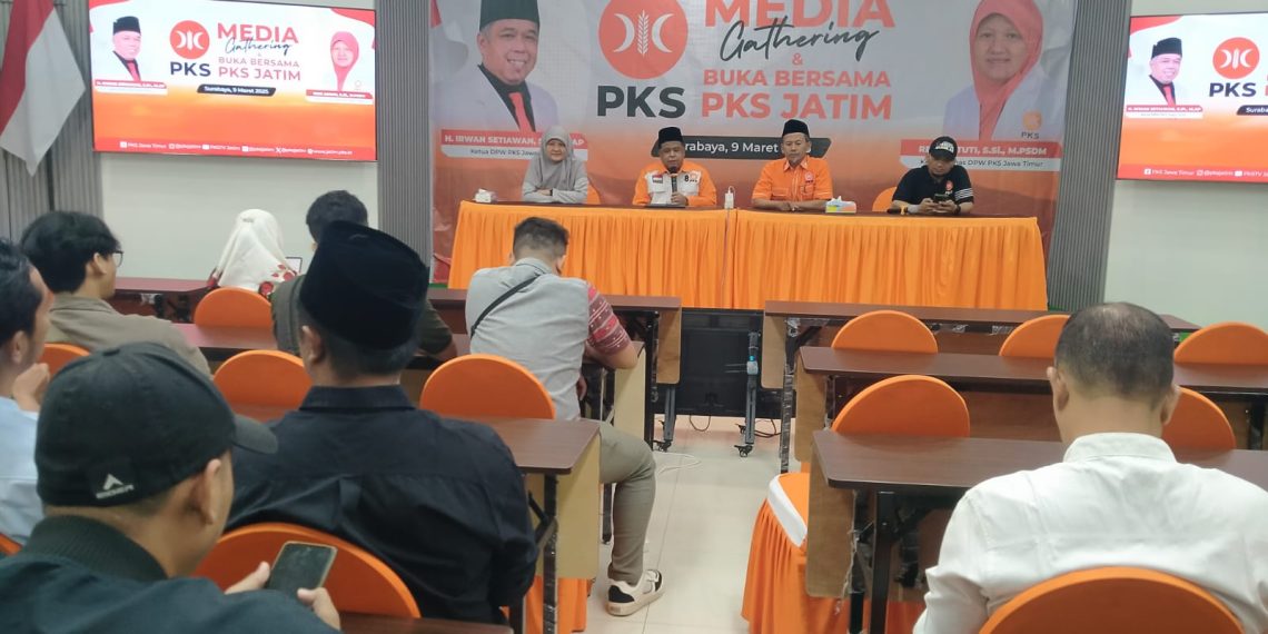 Teks foto : PKS Jatim saat gelar media gathering
