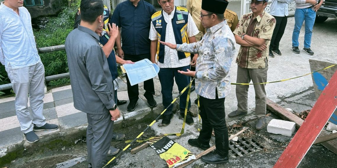 Foto : Walikota Batu dan jajarannya saat sidak Jembatan Suropati.(Gus) 