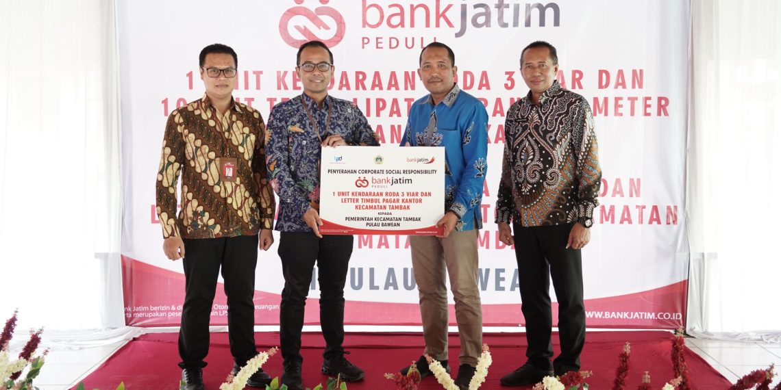 Teks foto : Bank Jatim saat salurkan CSR