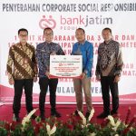 Tingkatkan Ekonomi Masyarakat, Bank Jatim Salurkan CSR Ke Pulau Bawean WhatsApp Image 2025-03-11 at 12.51.16