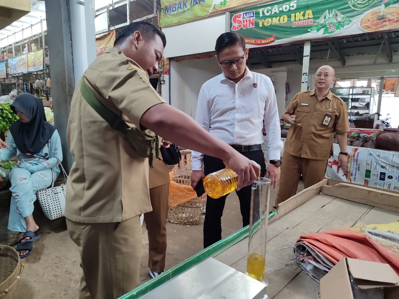 Satgas Pangan Polres Magetan dan Disperindag Temukan Minyakita Bermasalah: Volume Kurang dan Kualitas Tidak Sesuai Standar 2