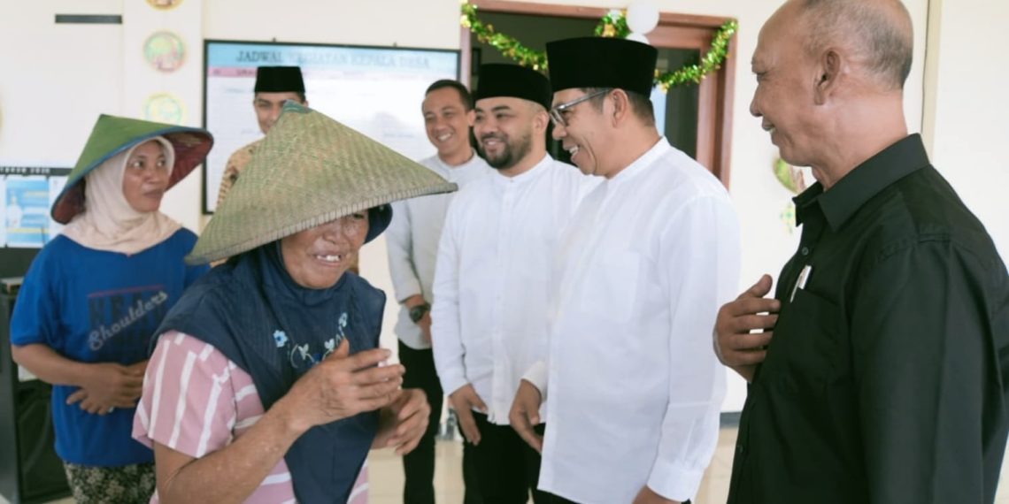 Walikota dan Wakil Wali Kota Batu Sapa Warga Pada Gelaran Pasar Murah Ramadan 2025, di Balai Desa Sumberejo  1