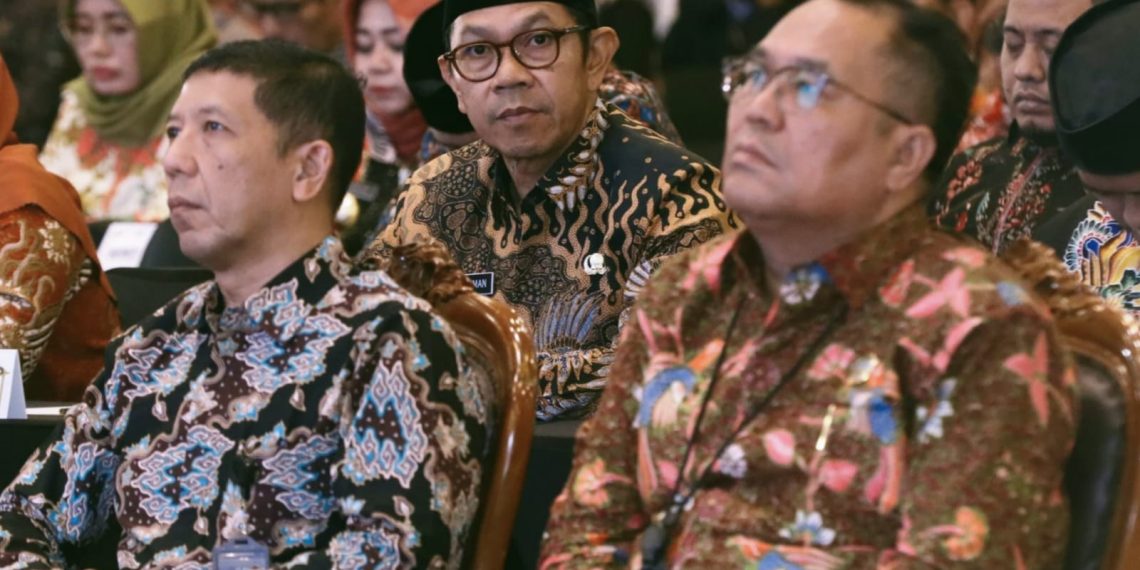 Wali Kota Batu Nurochman menggunakan kopyah hitam saat menghadiri Rakor Pengamanan Mudik Lebaran bersama Forkopimda Provinsi Jatim.(Ist)