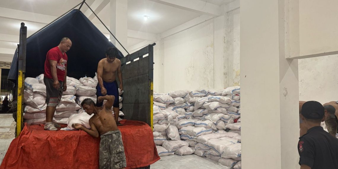 DPD PDIP Jatim Distribusikan 56.000 Paket Parsel Lebaran ke 38 DPC 1 DPD PDI P Jatim saat distribusikan paket parcel lebaran