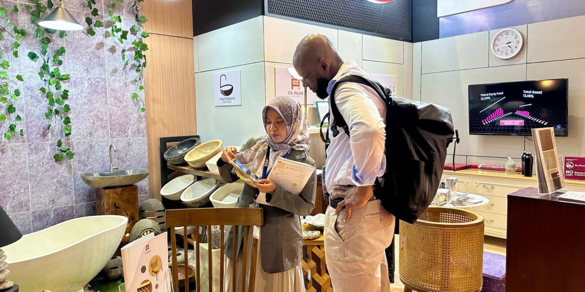 Tingkatkan Peluang Ekspor, Mitra Binaan Bank Jatim Ikuti IFEX 2025 1 Binaan bank Jatim saat ikut ini IFEX 2025