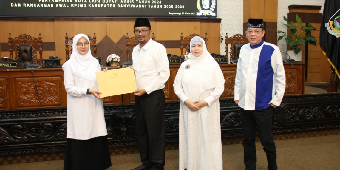 upati Ipuk Fiestiandani menyerahkan nota pengantar LKPJ 2024 kepada Ketua DPRD Banyuwangi I Made Cahyana Negara