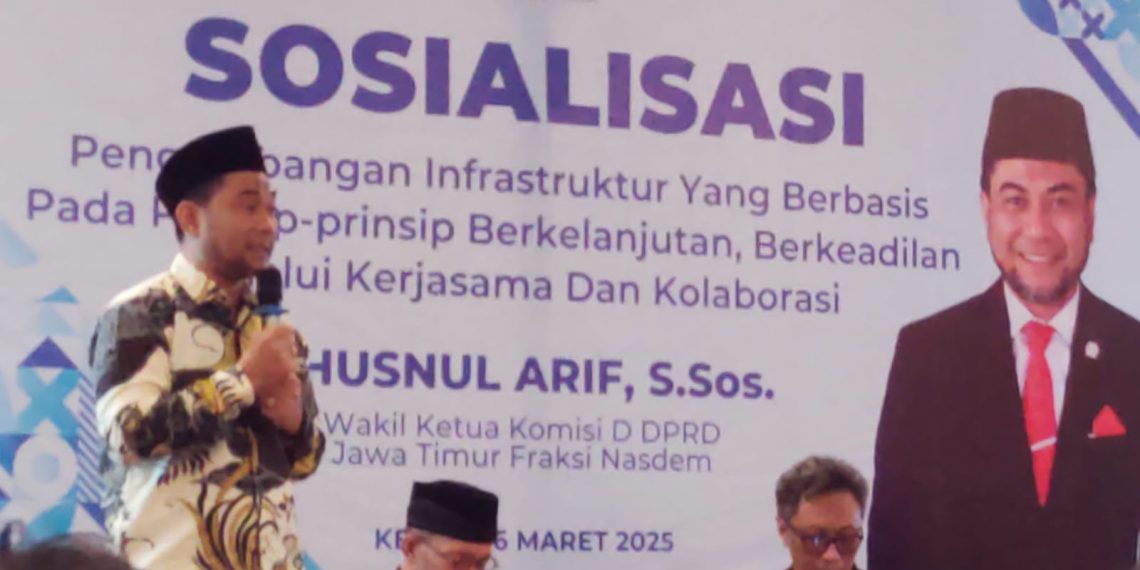 Wakil Ketua Komisi D DPRD Jawa Timur Khusnul Arif saat menggelar sosialisasi pengembangan infrastruktur yang berbasis pada prinsip berkelanjutan, berkeadilan melalui kerjasama dan kolaborasi di Hotel Fave SLG Kediri, pada Minggu sore (16/3/2025)(foto:Eko Purwanto/Bidik news)