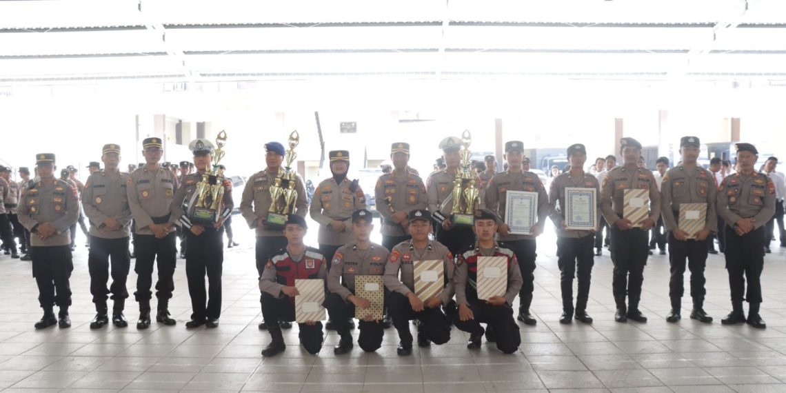 Kapolres Sampang Apresiasi Anggota Berprestasi dengan Penghargaan 1