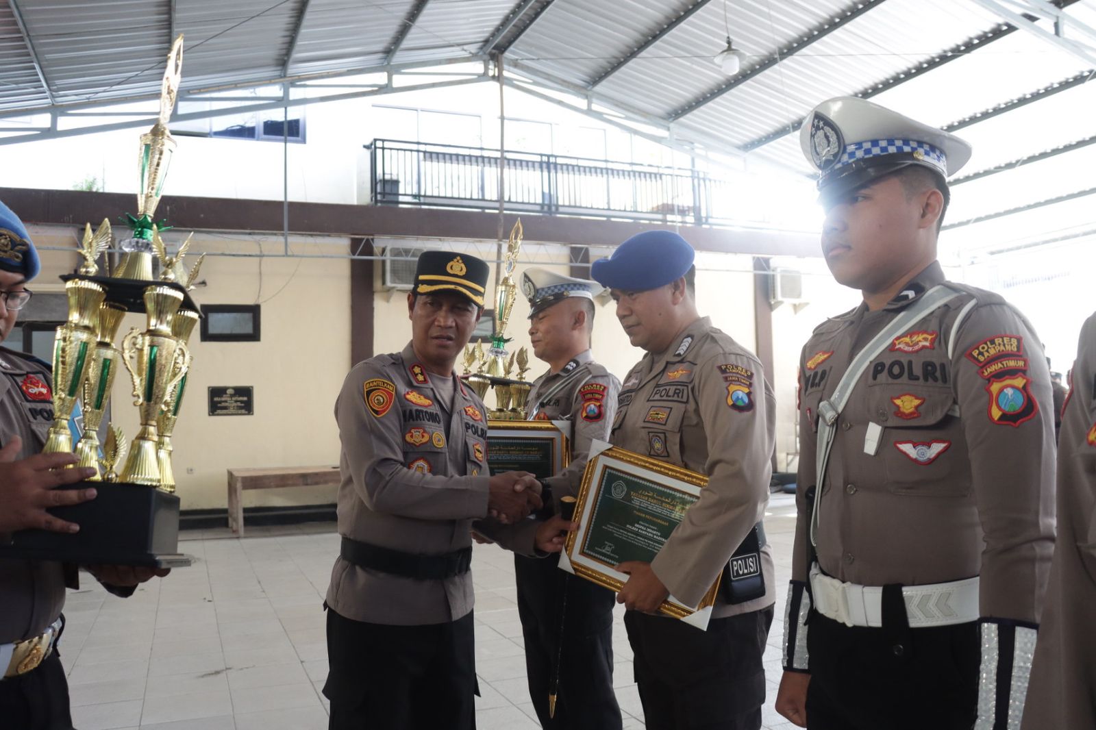 Kapolres Sampang Apresiasi Anggota Berprestasi dengan Penghargaan 2