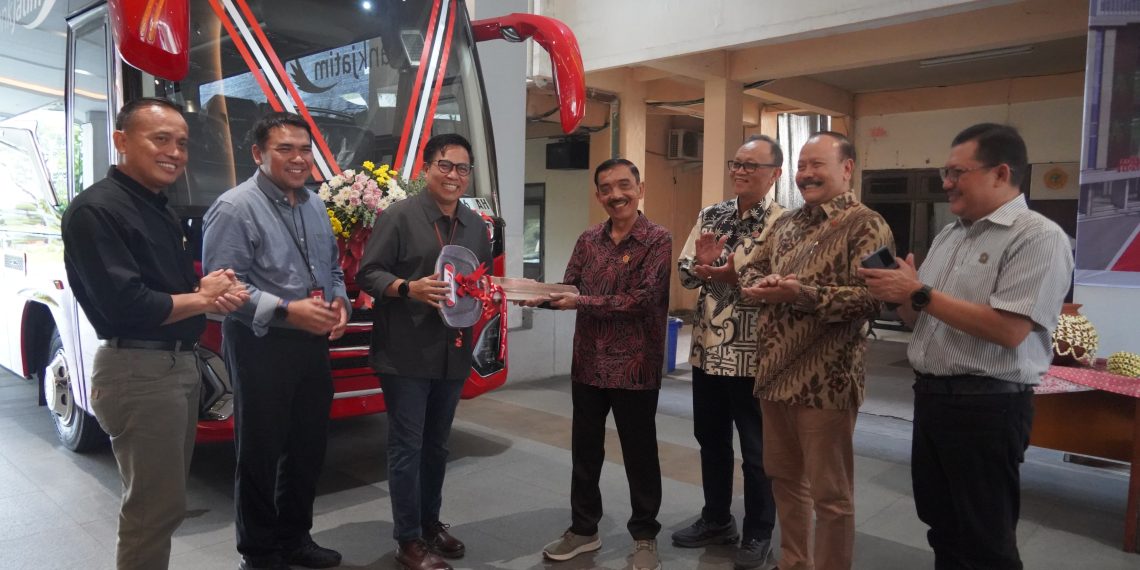 Bank Jatim saat serahkan Armada Bus