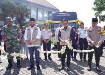 Cak Nur dan Mas Heli Lepas Rombongan Pemudik Gratis ke Sejumlah Kota dan Kabupaten