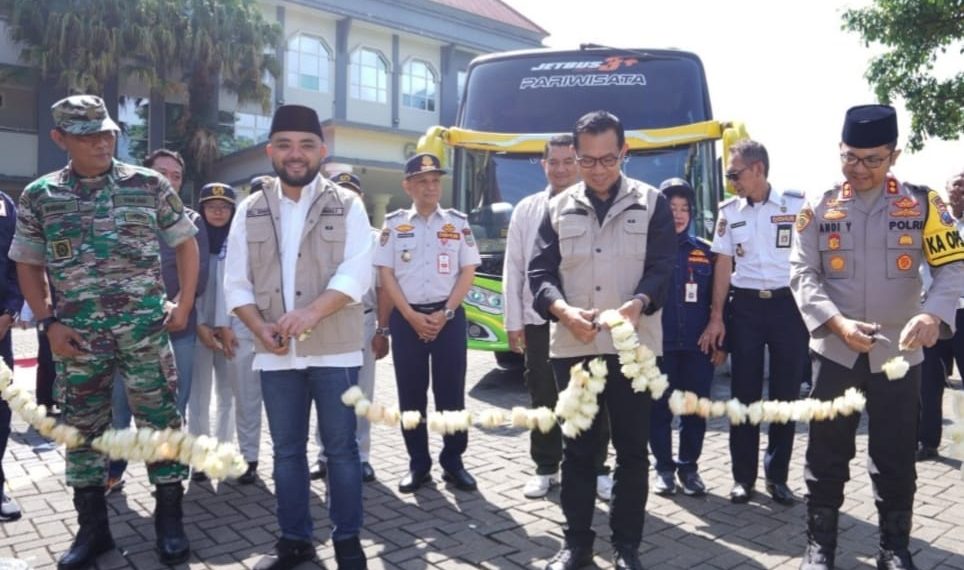 Wali Kota dan Wakil Wali Kota Batu lepas sebanyak 108 pemudik gratis ke sejumlah Kota/Kabupaten menggunakan 5 armada bus.(Ist)
