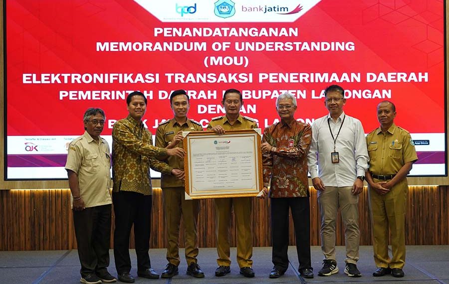 Bank Jatim saat salurkan CSR