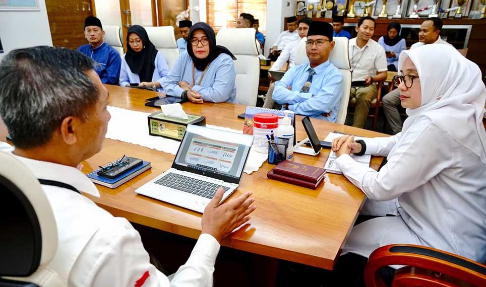 Bupati Ipuk Fiestiandani saat High Level Meeting bersama Kepala Perwakilan BI Jember, Gunawan.