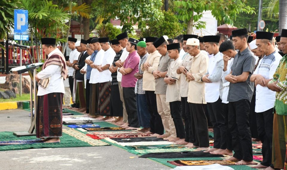 Polres Madiun Kota Bersama Warga Masyarakat Sholat Idul Fitri di Halaman Polres 1