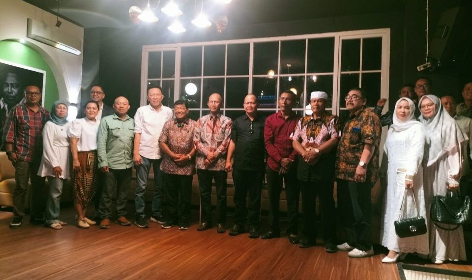 Dialog "Trump Effect" Anggota Komisi XI Andreas Sebut Guncang Ekonomi Global 1 Foto bersama usai dialog Trump Effect di Friendly One Senyum Hotel Jatim Park 3,Kota Batu.(Gus)