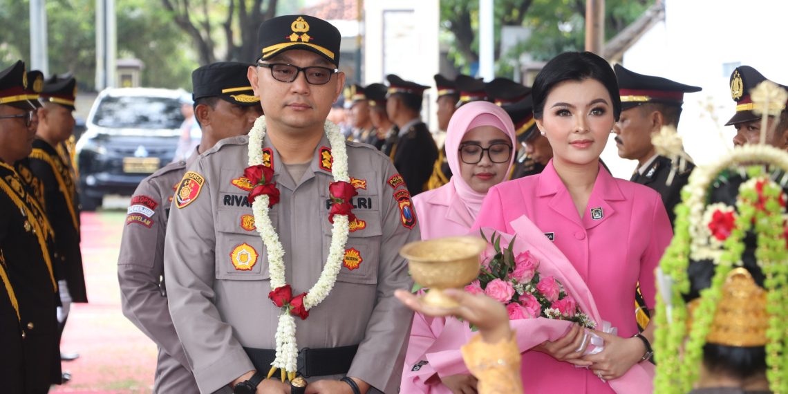 Kapolres Sumenep Baru,  Disambut Meriah dengan Tradisi Pedang Pora dan Tari Muang Sangkal