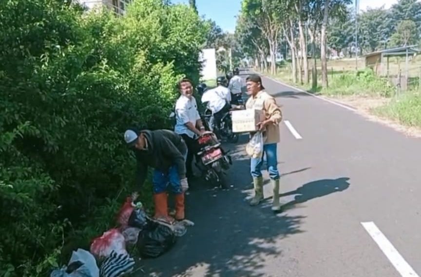 Aksi DLH bersama tim sisir bersihkan sampah - sampah liar di sejumlah ruas jalan di Kota Batu.(Gus)