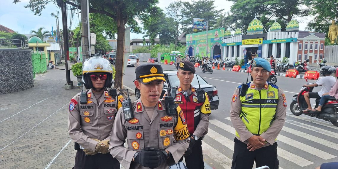 Polisi Atur Lalu Lintas di Titik Rawan, Pastikan di Wilayah Hukum Polres Kediri Kota Lancar Tanpa Kemacetan