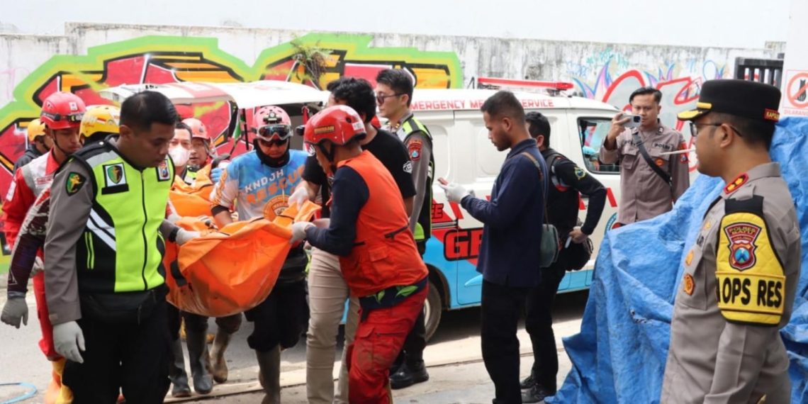 Kapolres Batu bersama tim gabungan saat di lokasi longsor di jalur Pacet - Kota Batu, evakuasi sejumlah korban .(Ist)