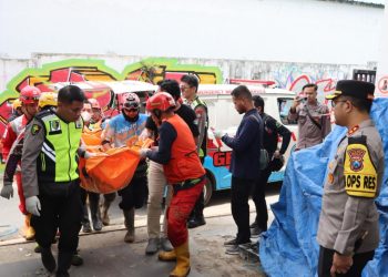 AKBP Andi Turun Gunung  Evakuasi  Korban Longsor di Jalur Pacet–Batu 