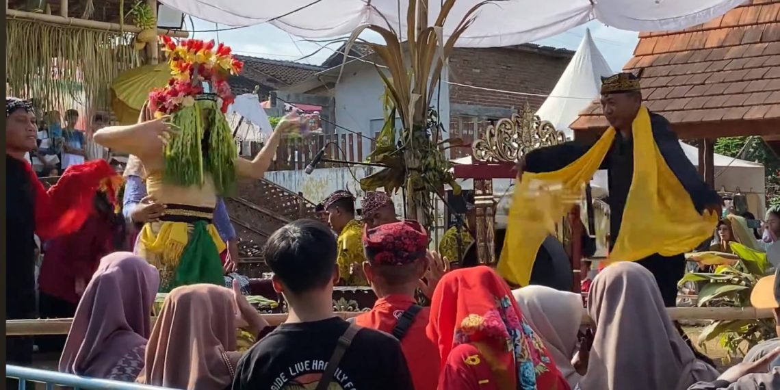 Aksi penari Seblang Olehsari