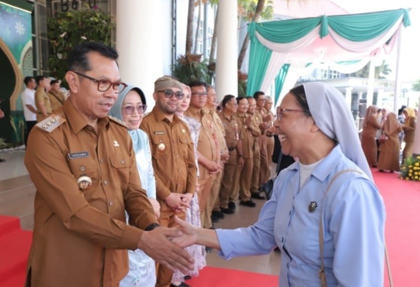 Wali Kota Batu bersama Wakil Wali Kota saat halal - bihalal dengan seluruh ASN di lingkungan Pemkot Batu, usai pimpin Apel Perdana di Balai Kota Among Tani. (Ist)