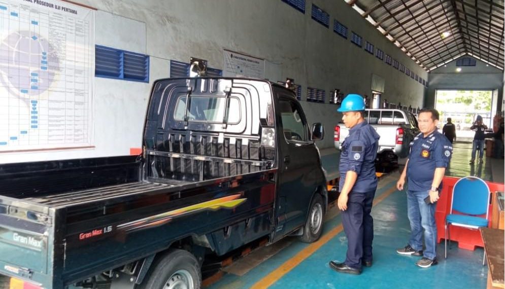 Petugas uji KIR saat melaksanakan tugasnya