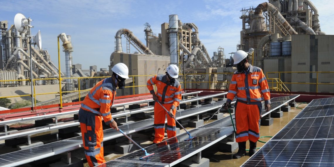 Fasilitas panel surya di area rooftop raw mill Tuban 1, Pabrik Tuban, Jatim. (foto: ist)