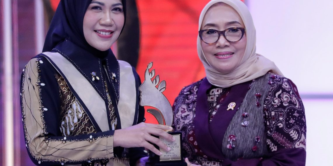 Ning Ghyta Sejahterakan Perempuan Jember Melalui Program ‘Mlijo Cinta’