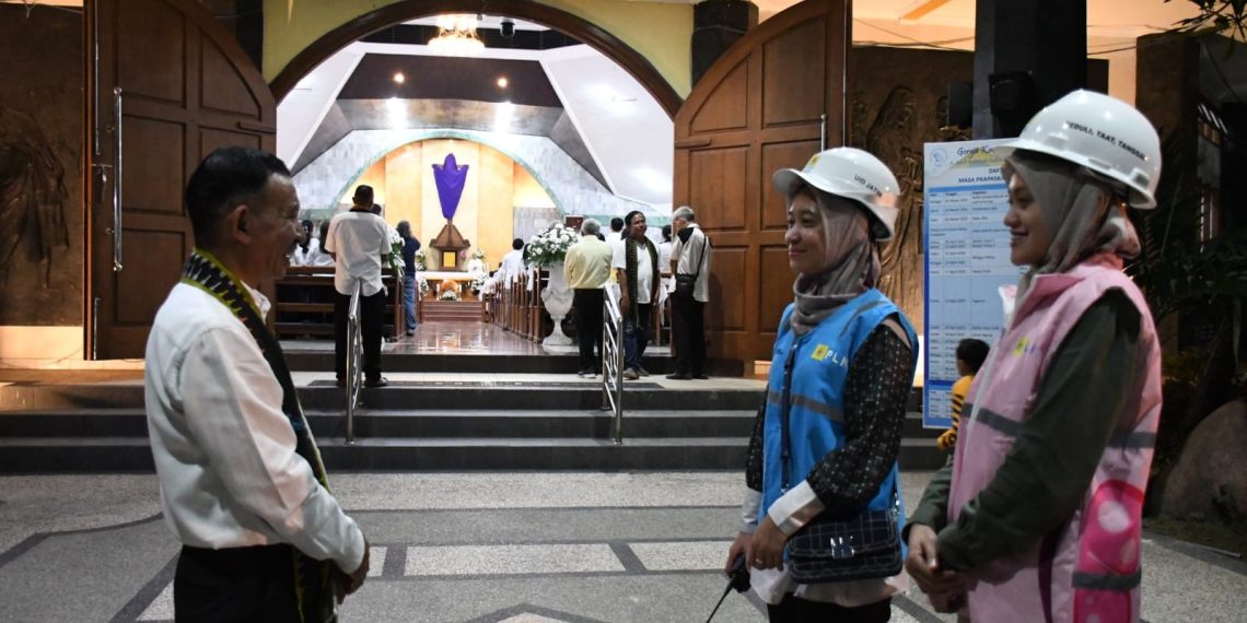 Gereja Katolik St. Perawan Maria Gresik menjadi lokasi pengecekan langsung kesiapan pasokan listrik jelang saat perayaan Paskah. (foto: ist)