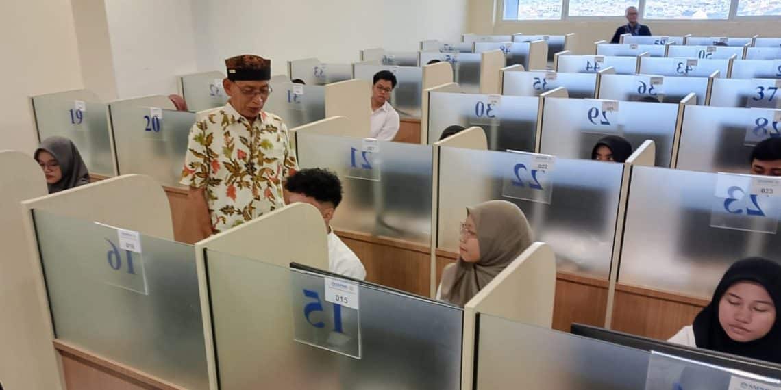 Rektor Unair, Prof Dr Mohammad Nasih MT Ak CA saat menyapa peserta UTBK. (foto: hari/bidik.news)