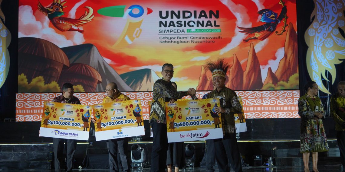 Nasabah bank Jatim saat dapat undian