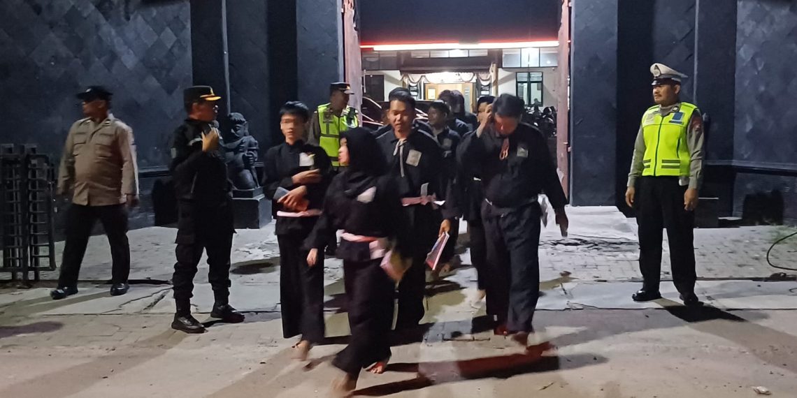 Polres Madiun Kota Terjunkan 55 Personel untuk Amankan Latihan Kerohanian Calon Warga PSHT 1 Polres Madiun Kota Terjunkan 55 Personel untuk Amankan Latihan Kerohanian Calon Warga PSHT 1