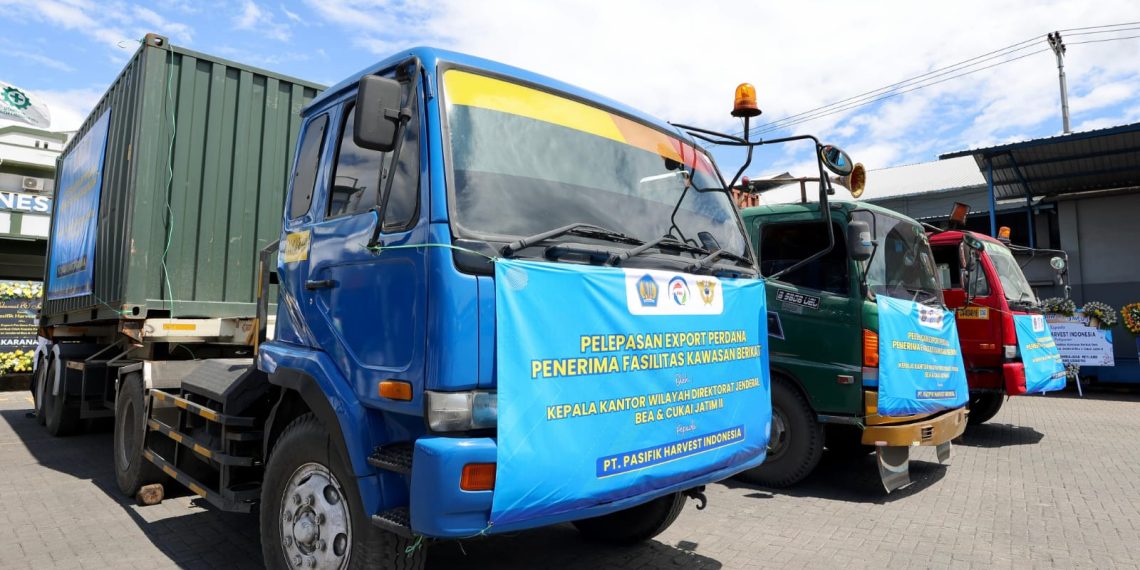 Armada kontainer pembawa ekspor produksi ikan kaleng PT Pasifik Harvest Indonesia saat akan diberangkatkan