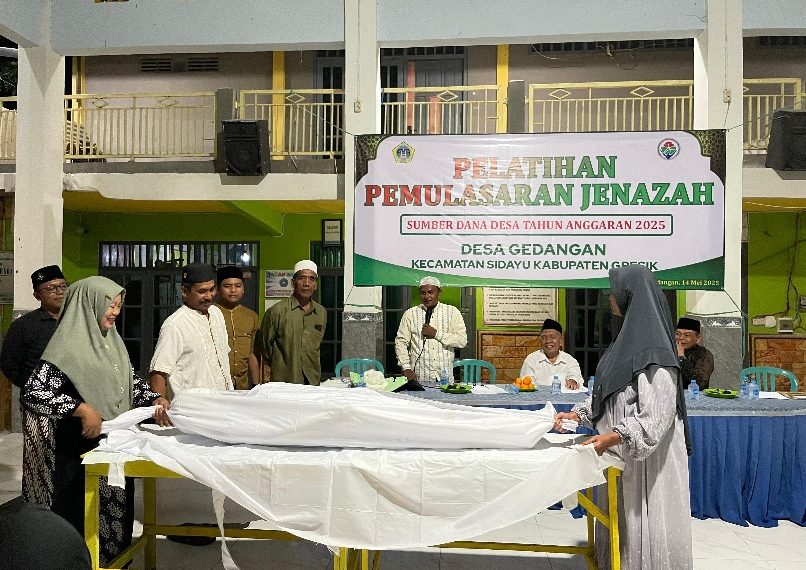 Warga saat dilatih Pemulasaran jenazah di balai Desa Gedangan