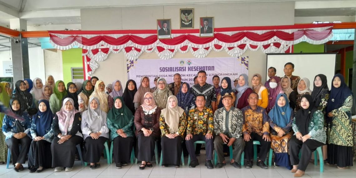 Peduli Kesehatan Masyarakat, dr. Shinta Istri Plt Bupati Gresik Sampaikan Resep Hidup Sehat di Pendopo Balai Desa Ngemboh 1 Peduli Kesehatan Masyarakat, dr. Shinta Istri Plt Bupati Gresik Sampaikan Resep Hidup Sehat di Pendopo Balai Desa Ngemboh 1
