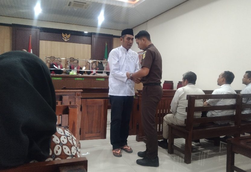 Terdakwa setelah sidang dakwaan