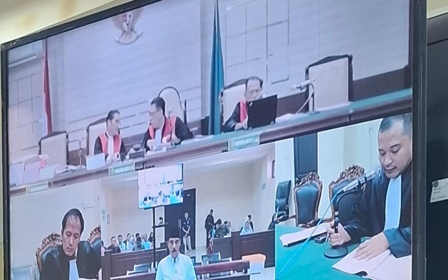 Terdakwa ketua BPD Roomo non aktif, Nurhasim saat menjalani sidang tuntutan di Pengadilan Tipikor Surabaya