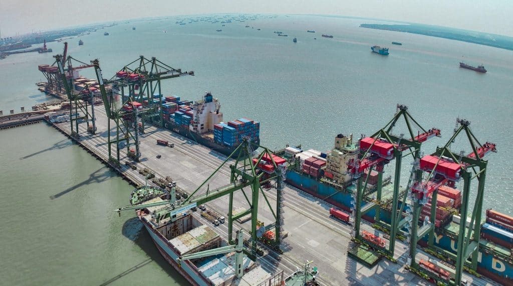 Total arus petikemas yang dilayani hingga April 2025 ini mencapai 277.168 TEUs, naik dari 2024 sebanyak 273.002 TEUs. (foto: ist)