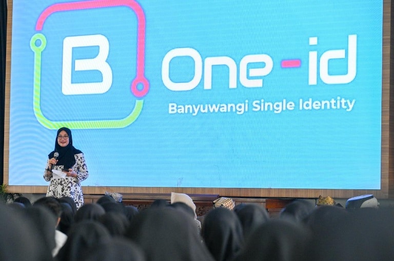 Banyuwangi One ID, Sistem Layanan Publik Anti Ribet Hanya Masukkan NIK 1 Bupati Ipuk Fiestiandani saat meluncurkan Banyuwangi One ID di Pendopo Shabata Swagata Banyuwangi